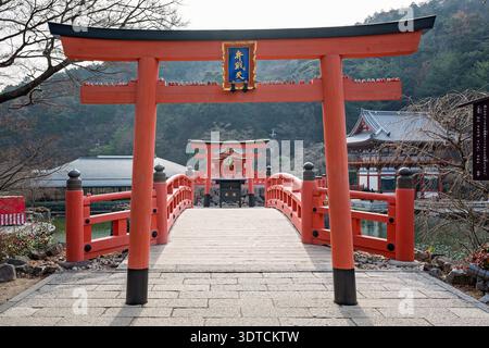 Kyoto, Japan - Januar 2026: Torii-Tor und rote Lackbrücke, Fushimi Inari-Schrein Stockfoto