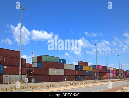 Reihen von gestapelten Frachtcontainern Industriehafenterminal mit Fahrbahn im Vordergrund am Hafen von Fremantle Stockfoto