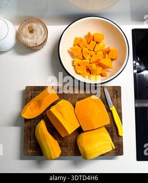 Zubereitung von Butternusskürbis zum Kochen in der Küche Stockfoto