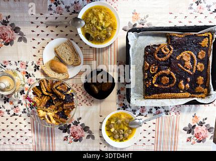 Ukrainische hausgemachte traditionelle Mahlzeit auf einem festlichen Tisch Stockfoto