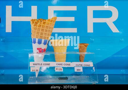 Arkansas, 10. August 2024 - drei Eiskegel mit Preisen auf blauem Hintergrund. Stockfoto