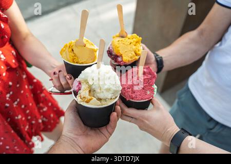 Wir feiern Sommerfreunde und genießen gemeinsam bunte Gelato-Leckereien im Sonnenschein Stockfoto