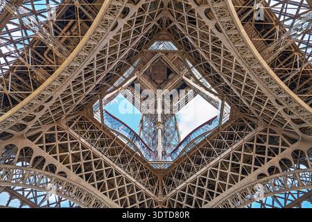 Das aufwändige Eisenwerk des Eiffelturms Bietet Eine einzigartige Perspektive aus Paris, Frankreich. Architektonisches Wunder Stockfoto