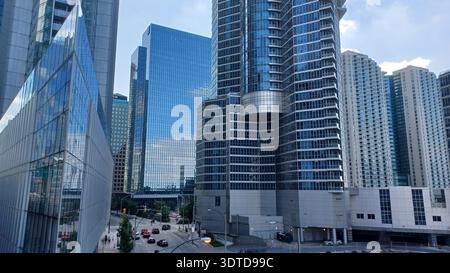Toronto, ON, Kanada - 28. Juli 2025: Dieser Blick auf die Stadt zeigt Hochhäuser und den Gardiner Expressway, was ihn für die Stadtplanung geeignet macht Stockfoto