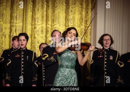 Washington, United States. 21st Feb, 2026. Moldovan violinist Rusanda Panfili performs during the Governors Dinner in the East Room of the White House on Saturday, February 21, 2026 in Washington, DC. Photo by Samuel Corum/UPI Credit: UPI/Alamy Live News Stockfoto