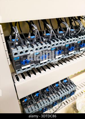 Industrielle elektrische Schalttafel mit Verkabelung und Leistungsschaltern Stockfoto