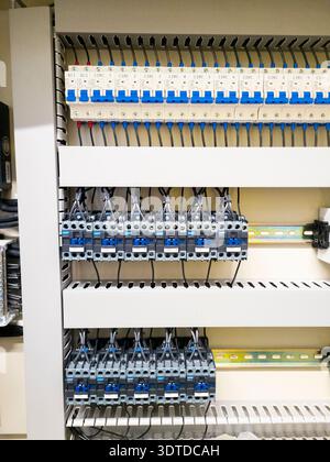 Industrielle elektrische Schalttafel mit Verkabelung und Leistungsschaltern Stockfoto