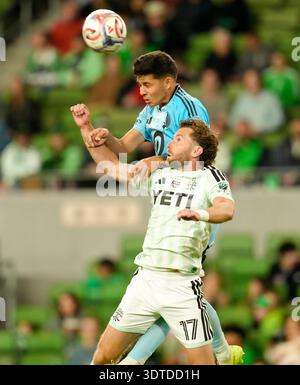 21. Januar 2026, Austin, Texas, USA: Minnesota United FC-Verteidiger ANTHONY MARKANICH (13) führt den Ball gegen den Austin FC-Verteidiger JON GALLAGHER (17) während eines Major League Soccer-Spiels zwischen Austin FC und Minnesota United am 21. Januar 2026 in Austin, Texas. Das Spiel endete mit einem Unentschieden von 2-2. (Kreditbild: © Scott Coleman/ZUMA Press Wire) NUR REDAKTIONELLE VERWENDUNG! Nicht für kommerzielle ZWECKE! Stockfoto
