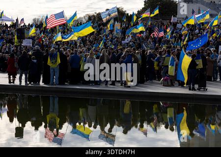 Washington, Usa. Februar 2026. Aktivisten nehmen an einer Kundgebung zum vierten Jahrestag des russischen Krieges gegen die Ukraine am Lincoln Memorial teil. Quelle: SOPA Images Limited/Alamy Live News Stockfoto