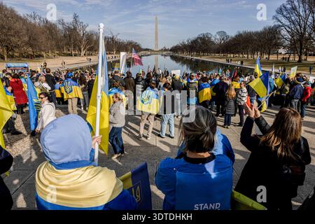 Washington, Usa. Februar 2026. Aktivisten nehmen an einer Kundgebung zum vierten Jahrestag des russischen Krieges gegen die Ukraine am Lincoln Memorial teil. Quelle: SOPA Images Limited/Alamy Live News Stockfoto
