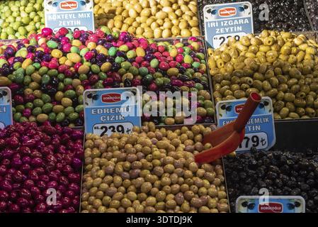 Istanbul, Türkei. 21. November 2023 farbenfrohe türkische Oliven werden in einem Istanbul Basar in der Türkei zum Verkauf angeboten Stockfoto