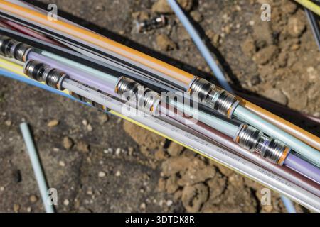 Zahlreiche Glasfaserkabel sind miteinander verbunden Stockfoto