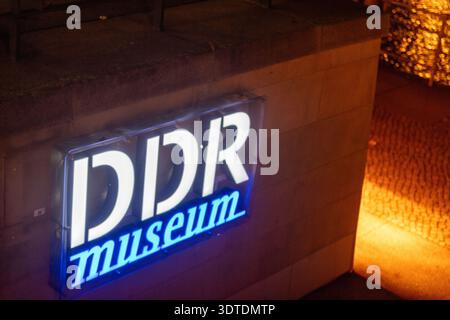 Berlin, Deutschland - 13. November 2022. Ein nächtliches Straßenschild, das das Berliner DDR-Museum hervorhebt Stockfoto