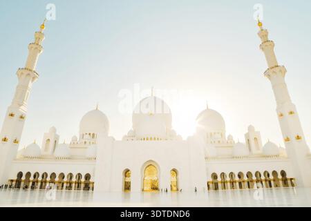 Abu dhabi, VAE - 3.. oktober 2022: Scheich-Zayed-Moschee am Tag des klaren blauen Himmels, Abu Dhabi, Vereinigte Arabische Emirate Stockfoto