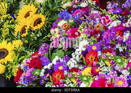 Bunte Vielfalt an Blumen, die auf dem Markt verkauft werden Stockfoto