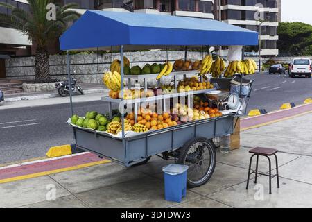 Tropische Früchte auf einem Straßenmarkt Stockfoto