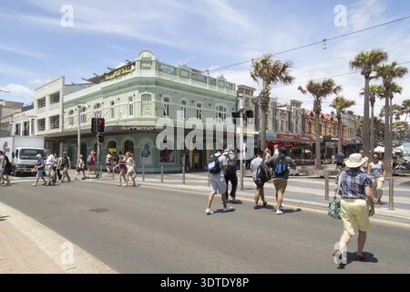 Manly, Australien-16. Dezember 2013: Fußgänger überqueren die Straße vom Strand zum Corso. Manly ist ein beliebter Vorort von Sydney Stockfoto