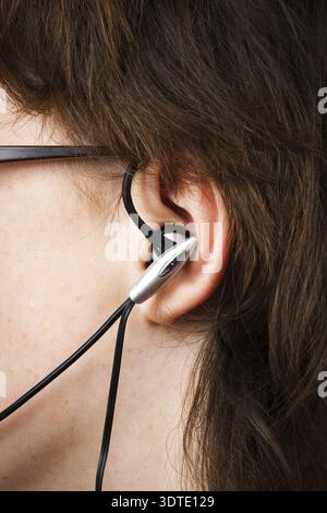 Moderne Ohrhörer im Ohr Teenager Nahaufnahme Stockfoto