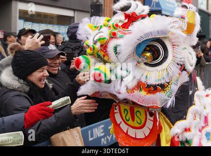 New York, USA. Februar 2026. Während einer chinesischen Neujahrsparade in New York, USA, am 21. Februar 2026, wird ein Löwentanz beobachtet. Am Samstag fand hier eine Parade statt, um das chinesische Neujahr zu feiern. Quelle: Zhang Fengguo/Xinhua/Alamy Live News Stockfoto