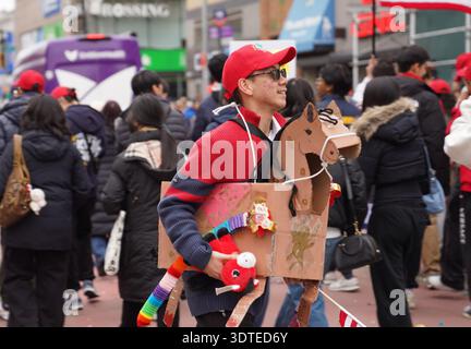 New York, USA. Februar 2026. Ein Mann mit einem Papppferd nimmt am 21. Februar 2026 an einer chinesischen Neujahrsparade in New York Teil. Am Samstag fand hier eine Parade statt, um das chinesische Neujahr zu feiern. Quelle: Zhang Fengguo/Xinhua/Alamy Live News Stockfoto