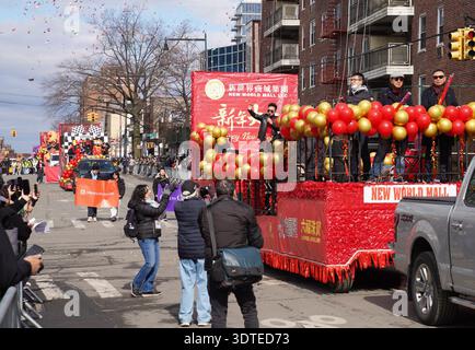 New York, USA. Februar 2026. Die Besucher nehmen am 21. Februar 2026 an einer chinesischen Neujahrsparade in New York teil. Am Samstag fand hier eine Parade statt, um das chinesische Neujahr zu feiern. Quelle: Zhang Fengguo/Xinhua/Alamy Live News Stockfoto