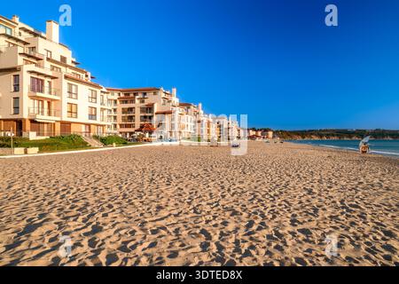 Obzor, Bulgarien - 21. September 2025: Sandstrand und Apartmentkomplex des Obzor Beach Resort entlang der Schwarzmeerküste an klaren sonnigen Tagen. Stockfoto