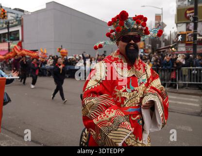 New York, USA. Februar 2026. Ein Mann in traditioneller Tracht nimmt am 21. Februar 2026 an einer chinesischen Neujahrsparade in New York Teil. Am Samstag fand hier eine Parade statt, um das chinesische Neujahr zu feiern. Quelle: Zhang Fengguo/Xinhua/Alamy Live News Stockfoto