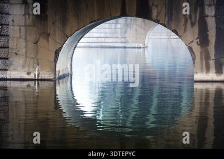 Reflexion unter der Brücke, Herbst, Prag Stockfoto