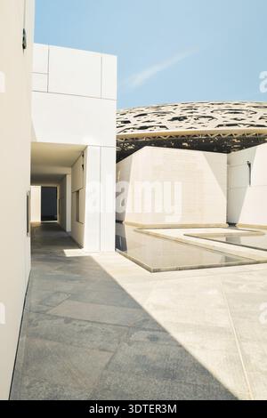 Abu dhabi, VAE - 26. april 2025: Das Äußere des Louvre Abu Dhabi mit seiner legendären Kuppel und der Uferkuppel zeigt Innovationen im Archit Stockfoto