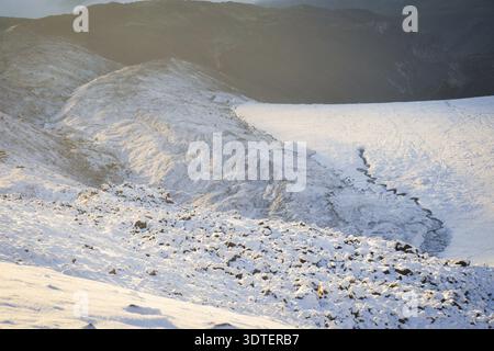 Aus der Vogelperspektive aus nächster Nähe Gergeti Gletscherzunge am südöstlichen Hang des Mt. Kasbek. Kazbegi District in Georgia. Kletterroute auf dem Kasbek. Stockfoto