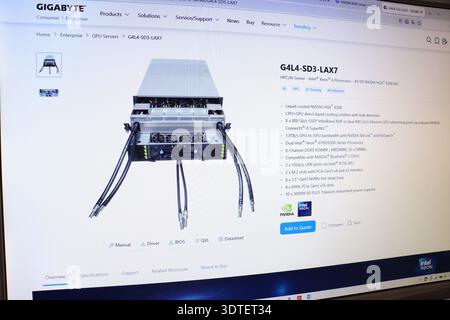 Computermonitor mit Informationen zu einem GPU-Server für High-Performance-Computing. Technologie für künstliche Intelligenz und Rechenzentrumskonzept. Stockfoto
