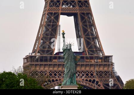 Detaillierte Ansicht des eisernen Eiffelturms und der Nachbildung der Freiheitsstatue auf der Île aux Cygnes, Paris, Île-de-France, Frankreich. Stockfoto