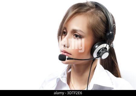 Porträt eines fröhlich lächelnden, fröhlichen jungen Support-Telefonbetreibers im Headset, der Copyspace-Bereich oder etwas zeigt, isoliert über weißem Hintergrund Stockfoto