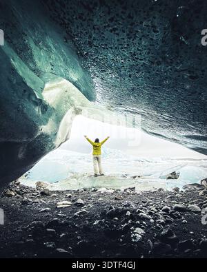 Panoramablick auf Touristen am Fjallsjoekull-Gletscher in Island von der Gletscherhöhle aus. Erkunden Sie die Besichtigungstour Islands versteckte Schätze. Berühmtes Reiseziel Stockfoto