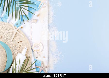 Strand-Accessoires auf dem blauen Hintergrund, Sonnenbrillen, Sonnencreme, Flip-Flops, Handtuch und Hut, Sommerurlaub Konzept, kopieren Raum Stockfoto