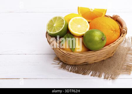 Korb von Zitrusfrüchten auf weißem Holz Hintergrund Stockfoto