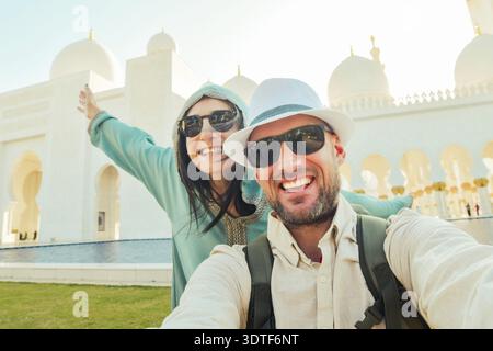 Porträt Smiley junges glückliches kaukasisches Paar machen Smartphone-Selfie, während es Spaß macht Sightseeing Besuchen Sie die VAE auf Urlaubsreise. Viel Spaß beim Reisen in emira Stockfoto