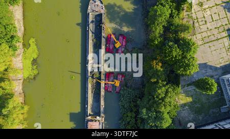 Oben Ansicht auf zwei Bagger Baggern, wie sie Baggern, Arbeiten an Fluss, Kanal, Vertiefung und Entfernen von Sediment, Schlamm aus Flussbett in einem verschmutzten wa Stockfoto