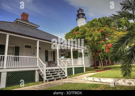 Key West Lighthouse mit einem Poinciana-Baum vor der Tür überblickt Old Town Key West in Monroe County, Florida Stockfoto
