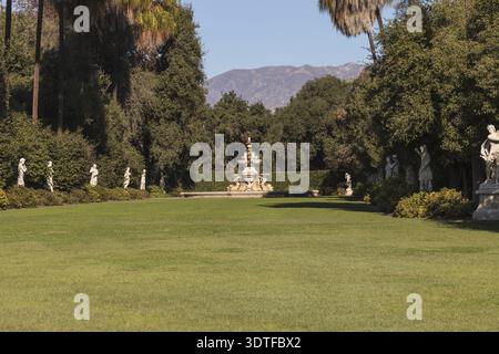 Los Angeles, CA, USA? 25. November 2016: Gartenblick auf das Gelände und die Statuen der Huntington Botanical Gardens in Los Angeles, Kalifornien. Edito Stockfoto