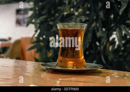 Klassischer aserbaidschanischer Tee wird in einem Restaurant serviert. Stockfoto