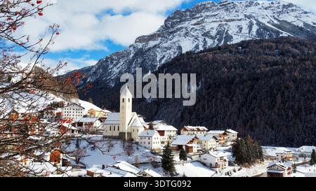 Malerischer Winterblick auf den Vinschgau in Südtirol. Ein sonniger Wintermorgen in Curon Vinschgau (Graun im Vinschgau), Italien. Stockfoto