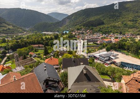 Jajce, Bosnien und Herzegowina - 25. August 2022: Stadtgebäude und historische Bauten von Jajce in einem grünen Bergtal. Stockfoto