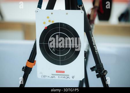 Ruhpolding, Deutschland, Biathlon-Weltmeisterschaft Frauen-Sprint: Nahaufnahme eines Ziels mit Magneten von Trainern auf dem Schießstand Stockfoto
