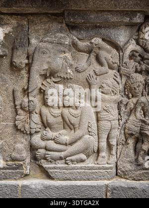 Nahaufnahme des vertikalen Details des antiken Steinreliefs von Elefanten, Pferd und Gehilfen, Shiva Tempel, Prambanan, Yogyakarta, Zentral-Java, Indonesien Stockfoto