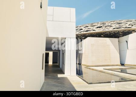 Abu dhabi, VAE - 26. april 2025: Das Äußere des Louvre Abu Dhabi mit seiner legendären Kuppel und der Uferkuppel zeigt Innovationen im Archit Stockfoto