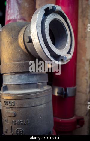 Jerusalem, Israel, 21. Februar 2026 auf den Bürgersteigen der Stadt installierte Außenhydranten für Rettungsdienste. Diese wesentlichen Sicherheitsmerkmale A Stockfoto