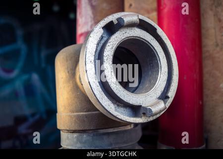 Jerusalem, Israel, 21. Februar 2026 auf den Bürgersteigen der Stadt installierte Außenhydranten für Rettungsdienste. Diese wesentlichen Sicherheitsmerkmale A Stockfoto