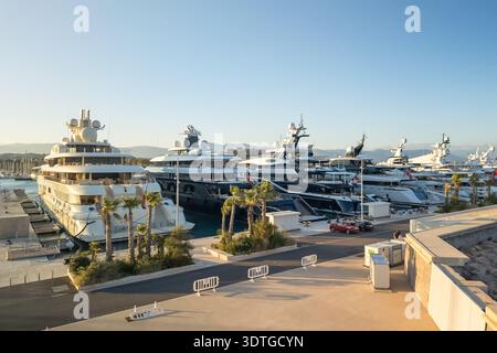 Riesige Luxus-Superyachten legten am Billionaire Quay in Antibes an Stockfoto
