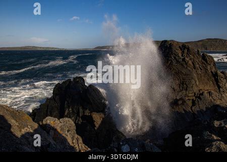 Mächtige Wellen des Atlantischen Ozeans explodieren auf den zerklüfteten Küstenfelsen auf der Isle of Doagh, der Inishowen Peninsula im County Donegal, Irland. Stockfoto